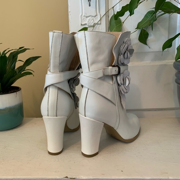 ❌SOLD❌✨HOST PICK 💕Vintage floral embossed ankle booties - Picture 4 of 8